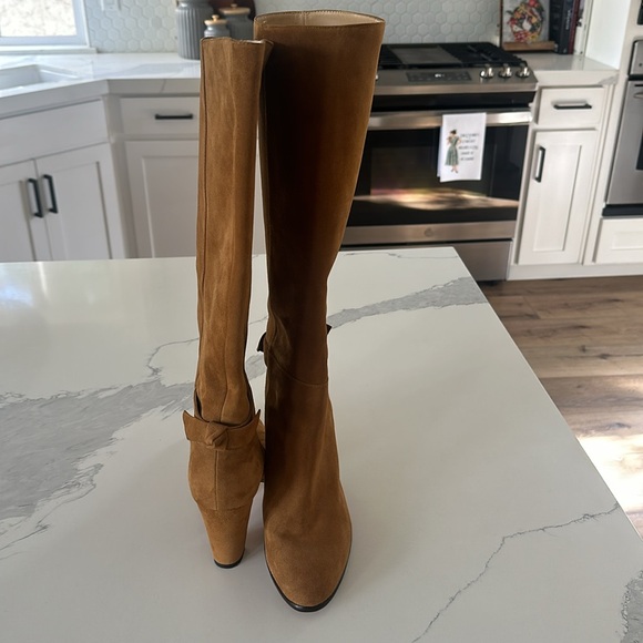 Beautiful Boots . Women’s boots only worn 1 time . Mostly in doors. - Picture 5 of 9